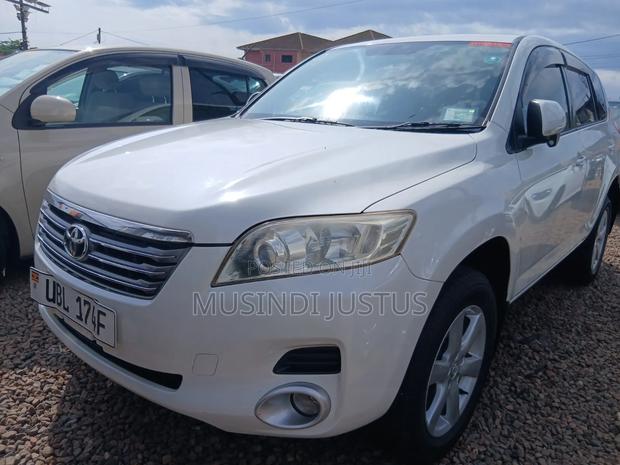 Toyota Vanguard 2011 White