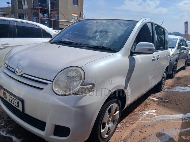 Toyota Sienta 2012 White