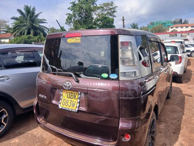 Toyota Sienta 2012 Maroon