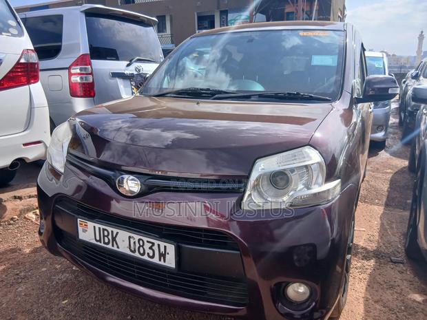 Toyota Sienta 2012 Maroon