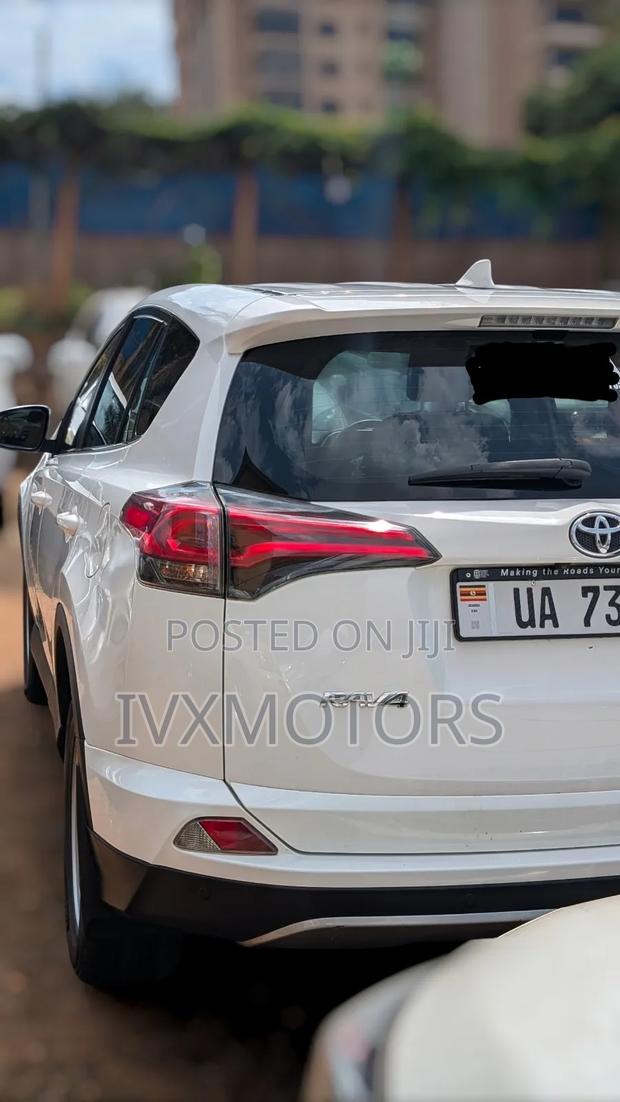 Toyota RAV4 LE 4dr SUV AWD (2.5L 4cyl 6A) 2015 Off white