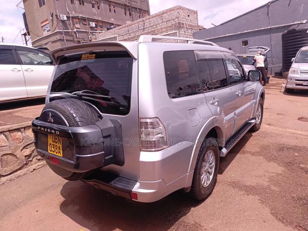 Mitsubishi Pajero V80 3.0 VR-I 2014 Silver