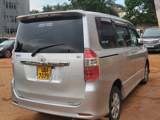 Toyota Noah 2010 Silver