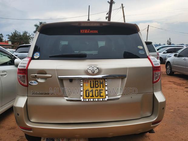 Toyota Vanguard 2010 Gold