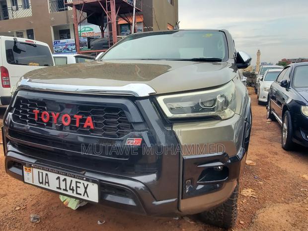 Toyota Hilux 2020 Gray