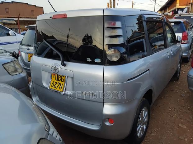 Toyota Sienta 2006 Silver