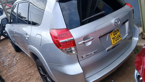 Toyota Vanguard 2011 Silver