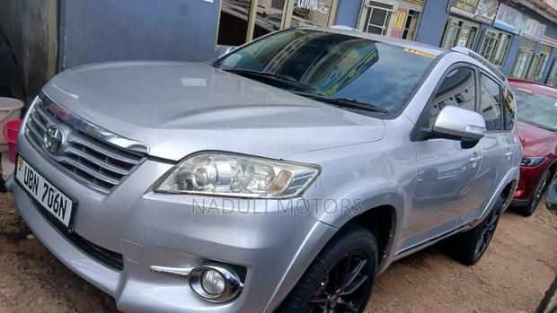 Toyota Vanguard 2011 Silver