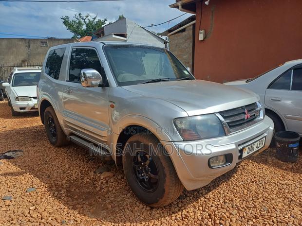 Mitsubishi Pajero 2000 Silver