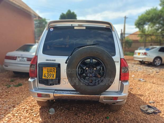 Mitsubishi Pajero 2000 Silver