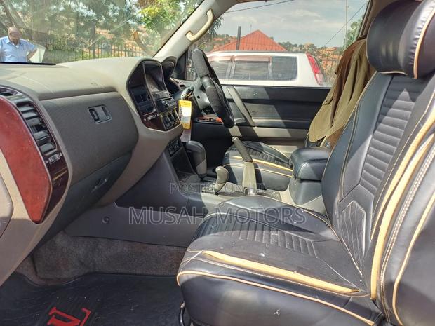 Mitsubishi Pajero 2000 Silver