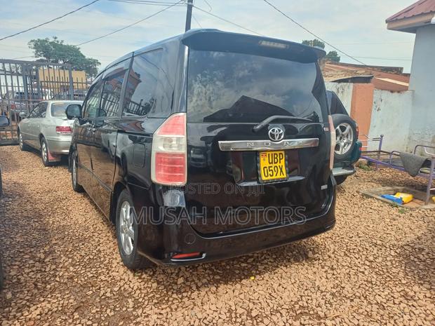 Toyota Noah 2012 Black