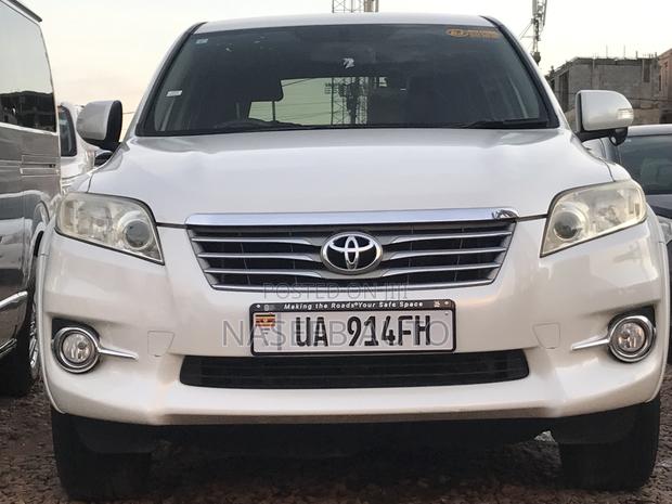 Toyota Vanguard 2011 White
