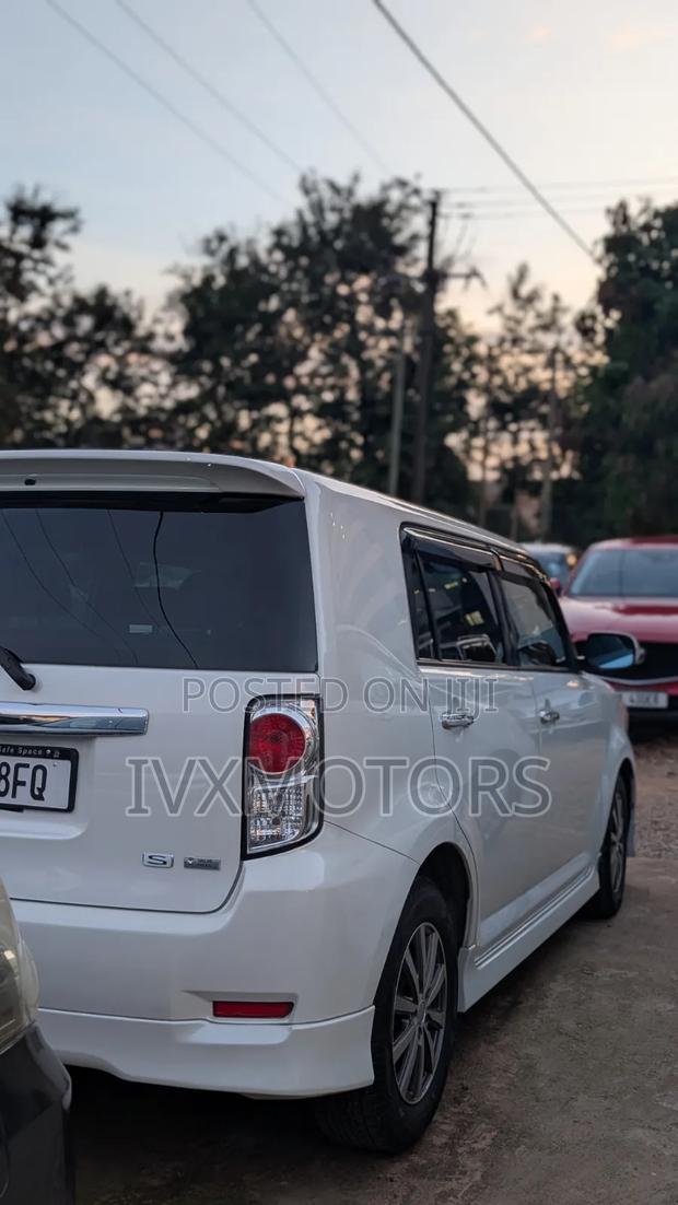 Toyota Corolla Rumion Hatchback 1.5 FWD 2012 White