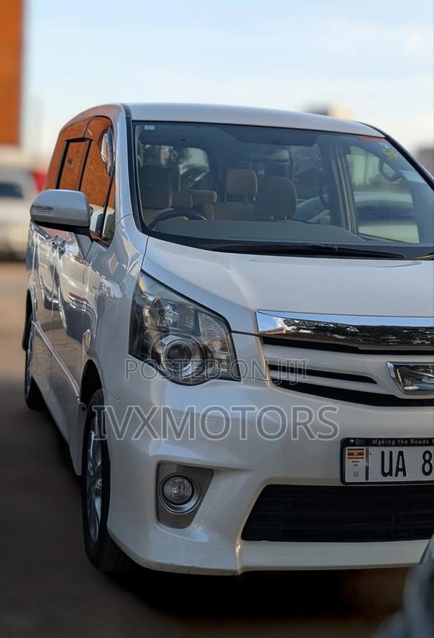 Toyota Noah 2.0 143hp AWD (8 Seater) 2011 White