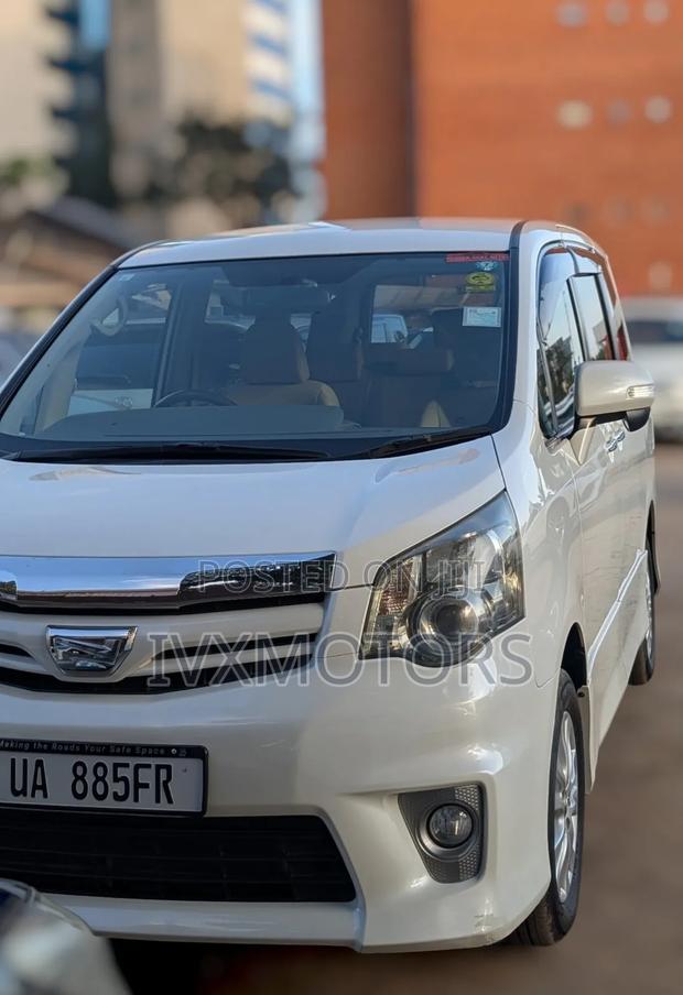 Toyota Noah 2.0 143hp AWD (8 Seater) 2011 White
