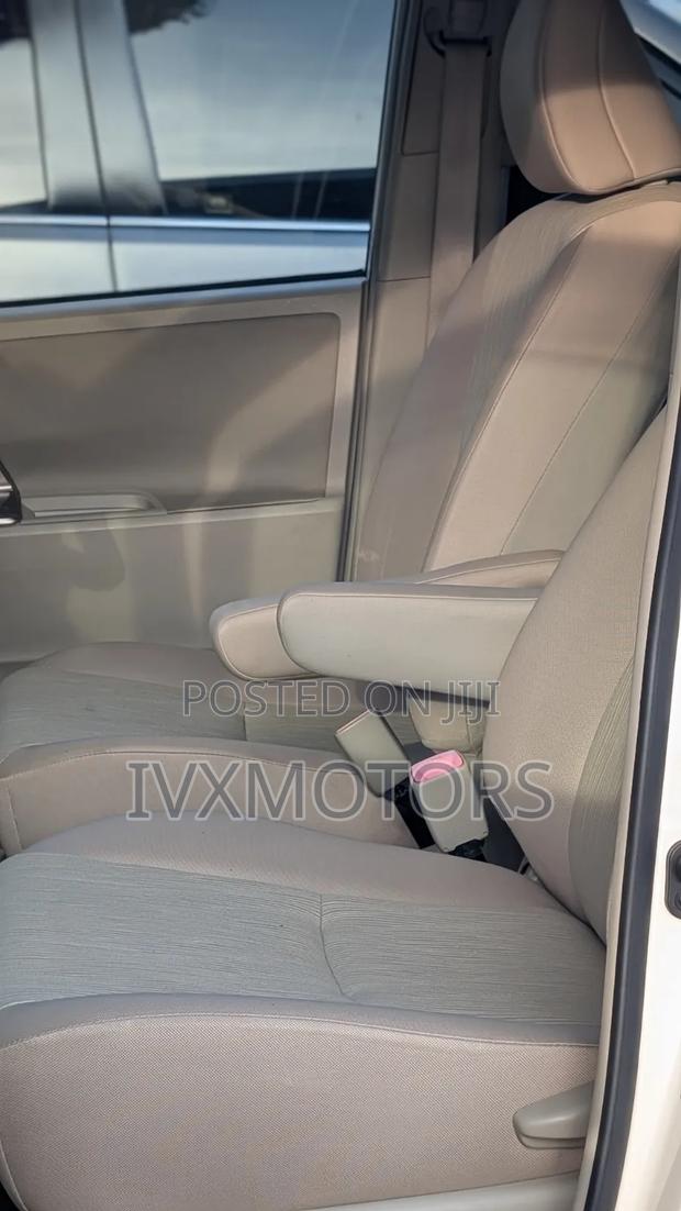 Toyota Noah 2.0 143hp AWD (8 Seater) 2011 White
