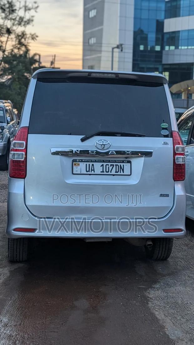 Toyota Noah 2.0 143hp AWD (8 Seater) 2012 Silver