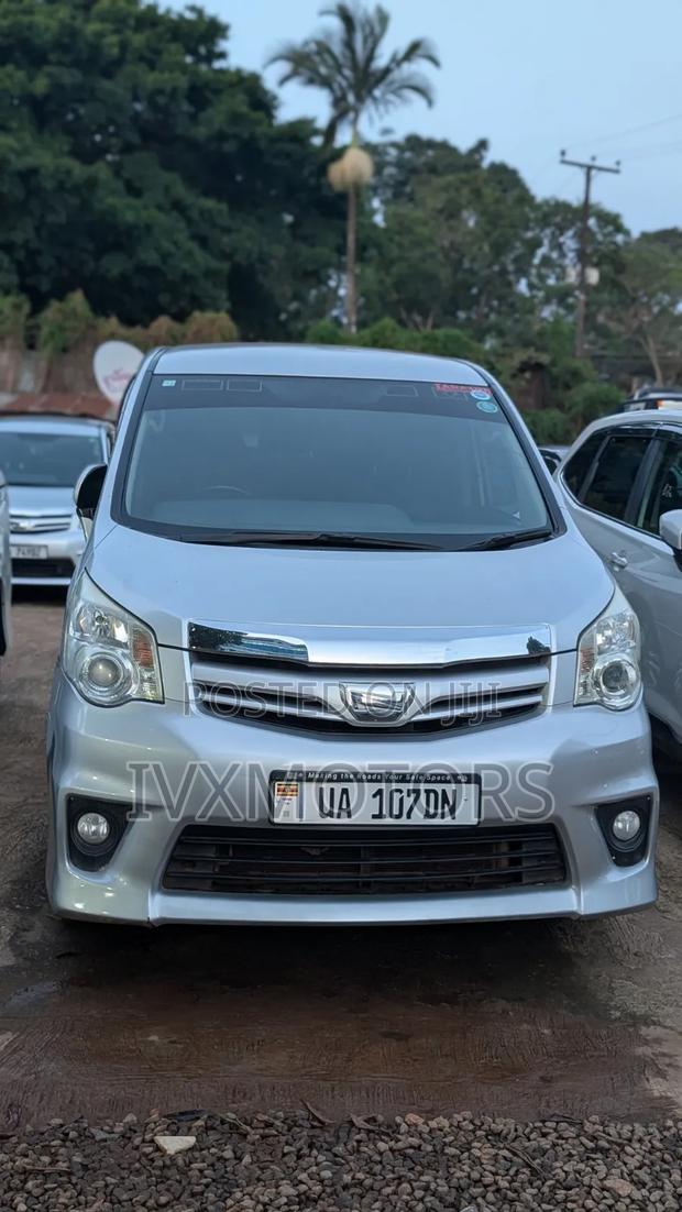 Toyota Noah 2.0 143hp AWD (8 Seater) 2012 Silver