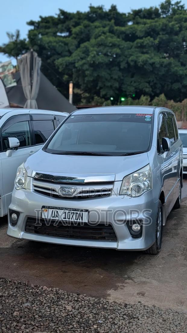 Toyota Noah 2.0 143hp AWD (8 Seater) 2012 Silver
