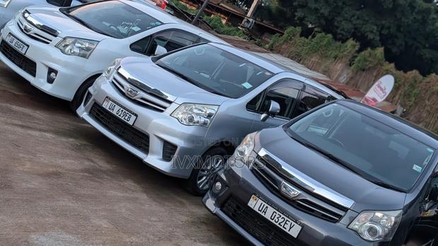 Toyota Noah 2.0 143hp AWD (8 Seater) 2012 Silver