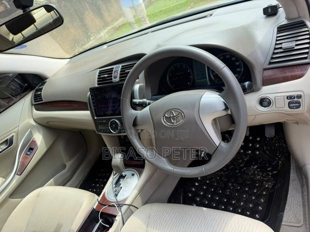Toyota Premio 2011 Silver