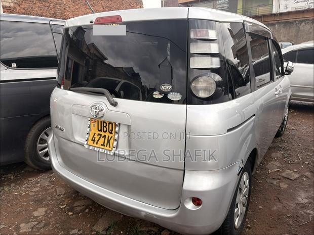 Toyota Sienta 2009 Silver