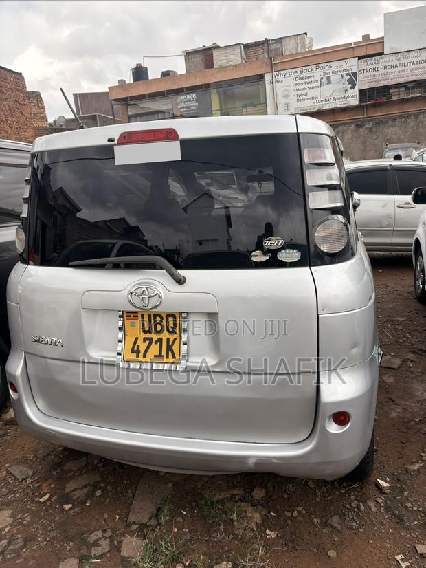 Toyota Sienta 2009 Silver