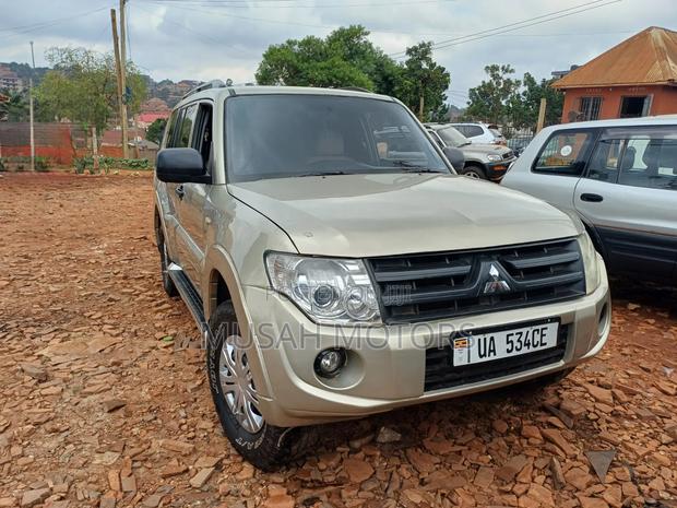 Mitsubishi Pajero 3.0 2010 Gray