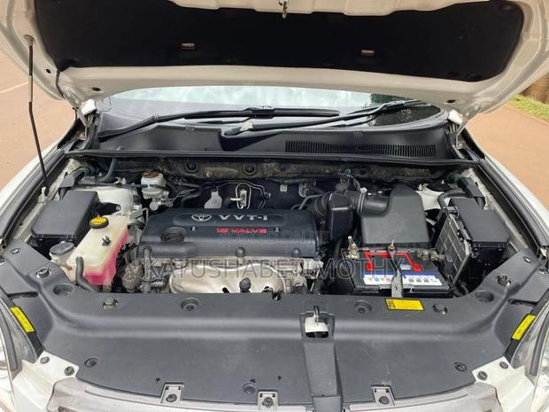 Toyota Vanguard 2010 White