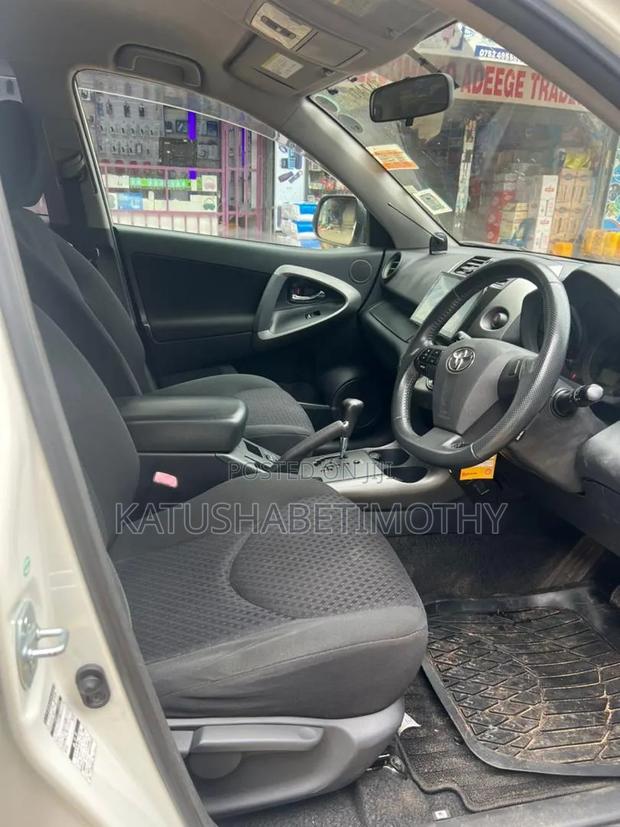 Toyota Vanguard 2010 White