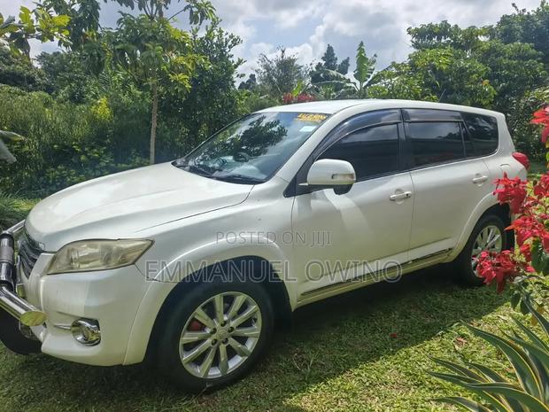 Toyota Vanguard 2010 White