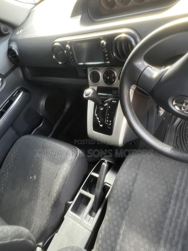 Toyota Corolla Rumion Hatchback 1.5 FWD 2010 White