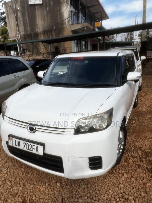 Toyota Corolla Rumion Hatchback 1.5 FWD 2010 White