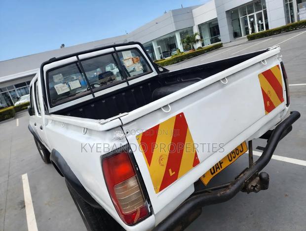 Nissan Hardbody 2002 White