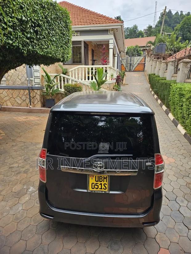 Toyota Noah 2.0 143hp AWD (7 Seater) 2007 Gray