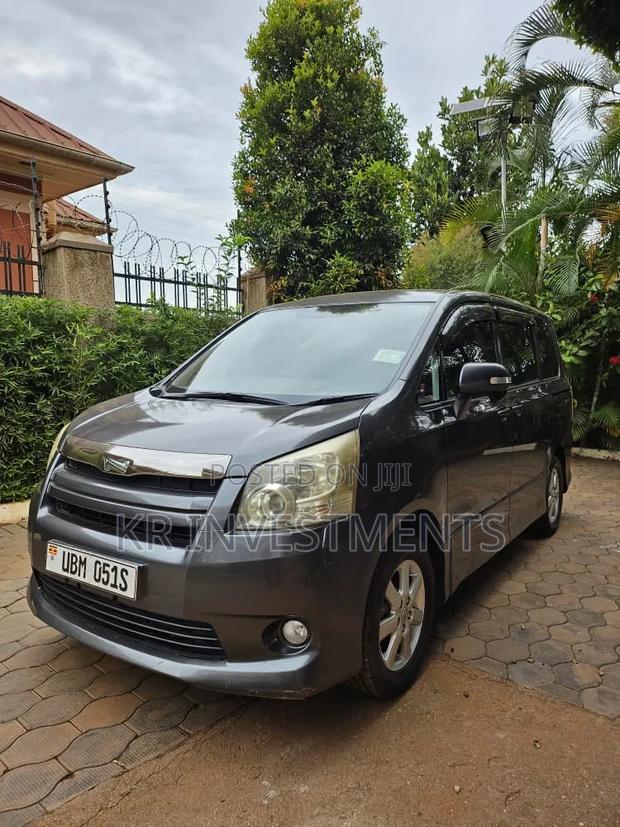 Toyota Noah 2.0 143hp AWD (7 Seater) 2007 Gray