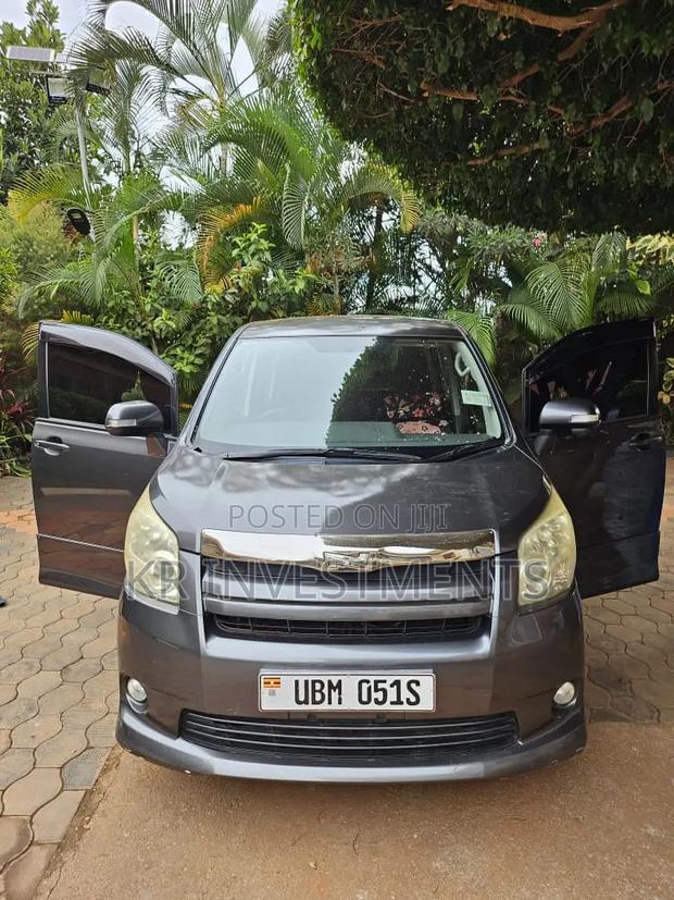 Toyota Noah 2.0 143hp AWD (7 Seater) 2007 Gray