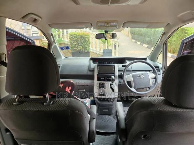 Toyota Noah 2.0 143hp AWD (7 Seater) 2007 Gray