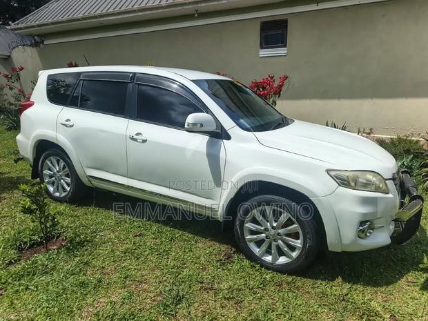 Toyota Vanguard 2010 White