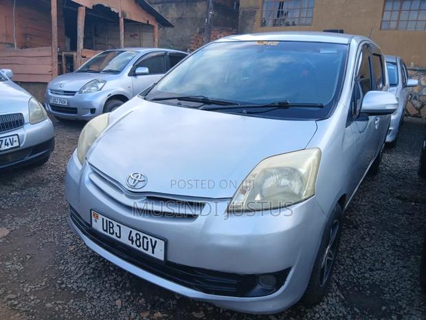 Toyota Passo Sette 2009 Silver
