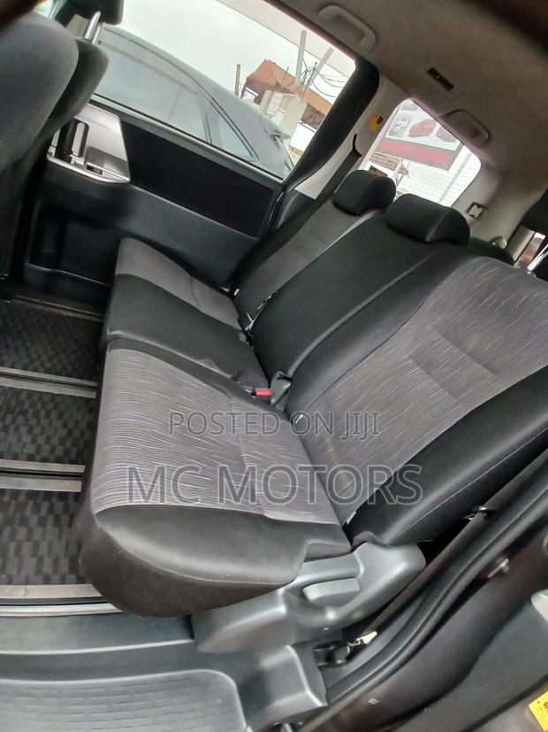 Toyota Noah 2.0 143hp AWD (8 Seater) 2010 Gray