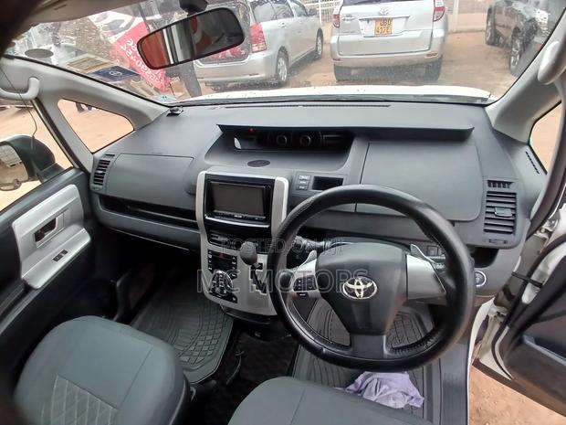 Toyota Noah 2.0 143hp AWD (7 Seater) 2010 White