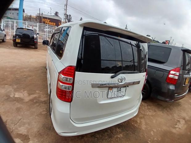 Toyota Noah 2.0 143hp AWD (7 Seater) 2011 White