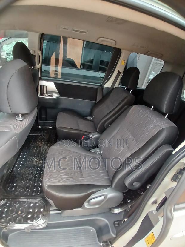 Toyota Noah 2.0 143hp AWD (7 Seater) 2011 White