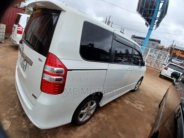 Toyota Noah 2.0 143hp AWD (7 Seater) 2011 White