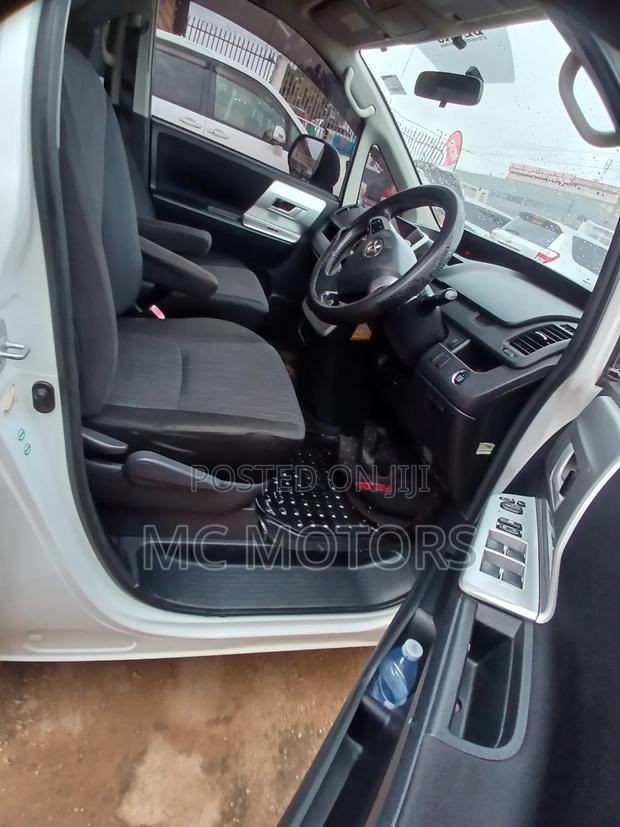 Toyota Noah 2.0 143hp AWD (7 Seater) 2011 White