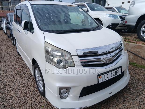 Toyota Noah 2013 White