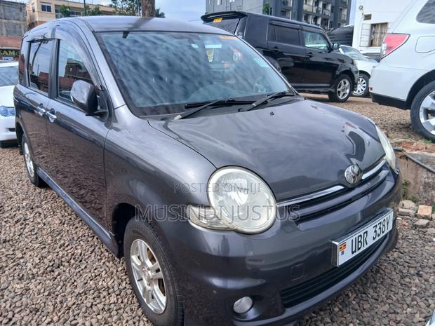 Toyota Sienta 2010 Gray
