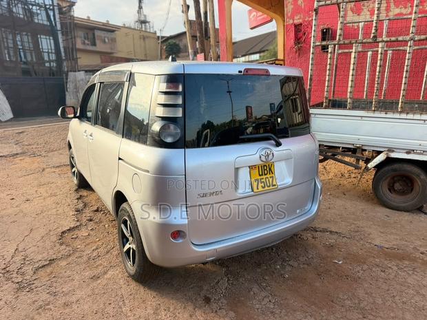 Toyota Sienta 1.5 FWD 2008 Silver